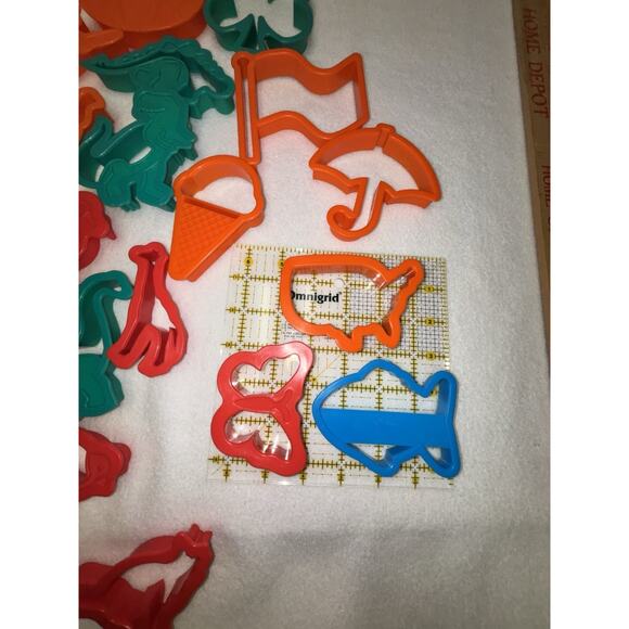 Lot of 29 Cookie Cutters Plastic Holidays Dinasour Sports Pets Animals Variety - Picture 4 of 9